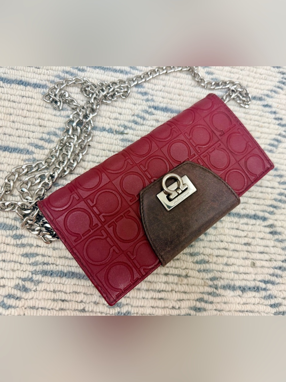 FERRAGAMO Vintage Y2K Red Monogram Embossed Leather 2-Tone Wallet W/ Chain - Picture 4 of 16